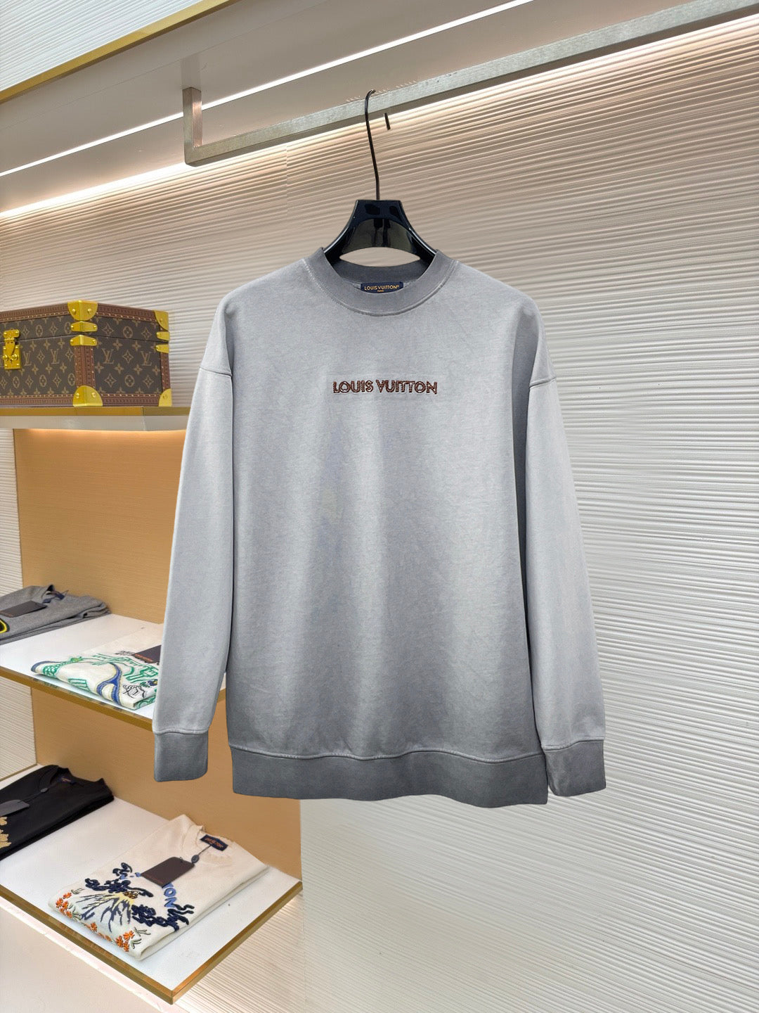 LV 26s Men Crewneck Sweatshirt Crystal Logo 684205
